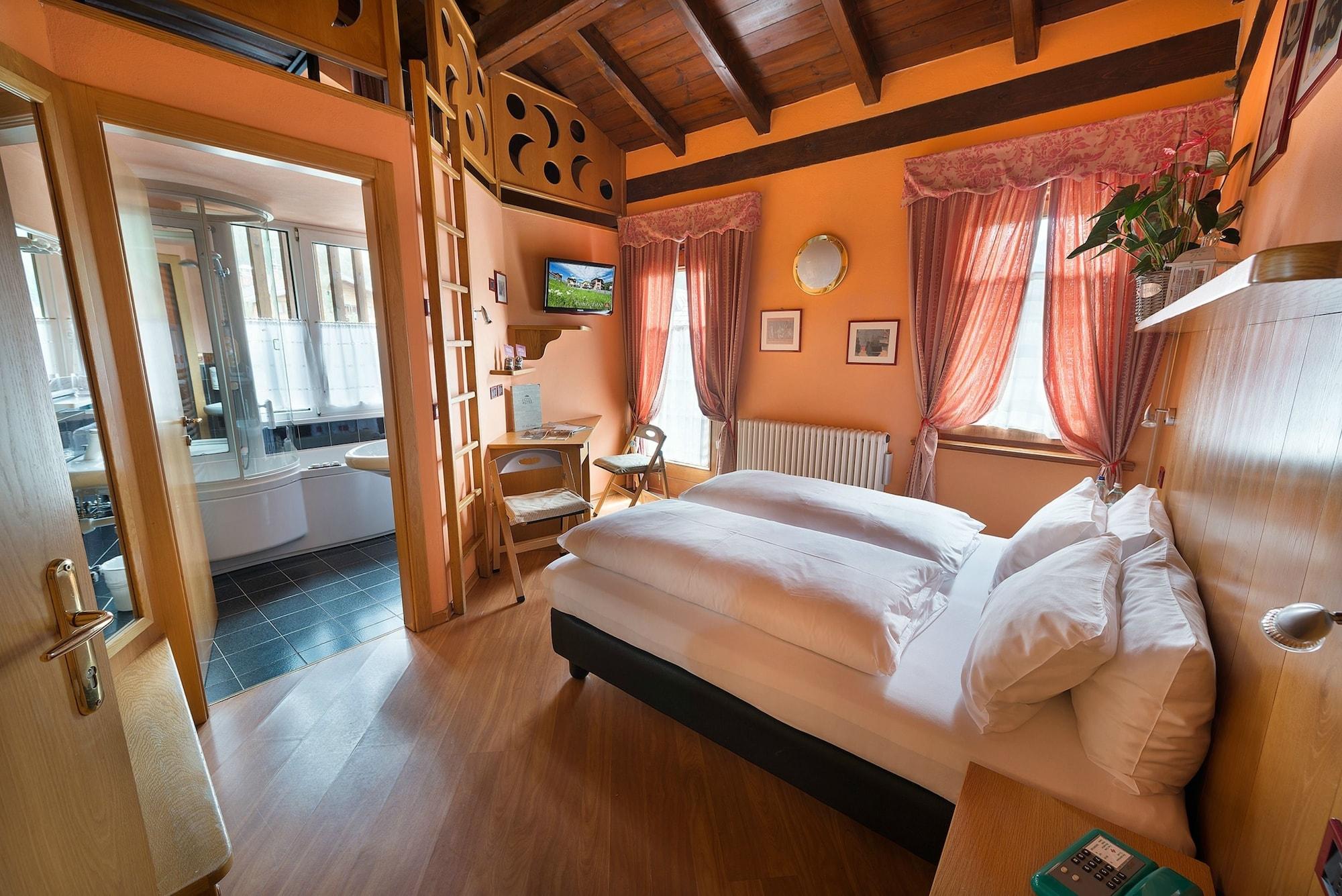 Hotel Astra Ливиньо Екстериор снимка
