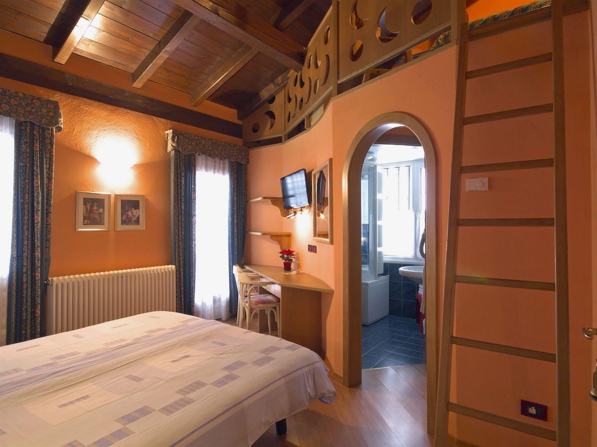 Hotel Astra Ливиньо Екстериор снимка